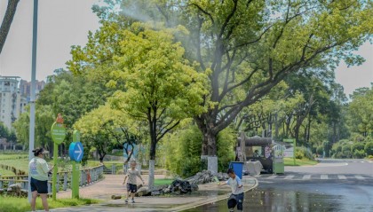 户外玩很热?武汉动物园有玩水的快乐!水雾+空调=20℃+