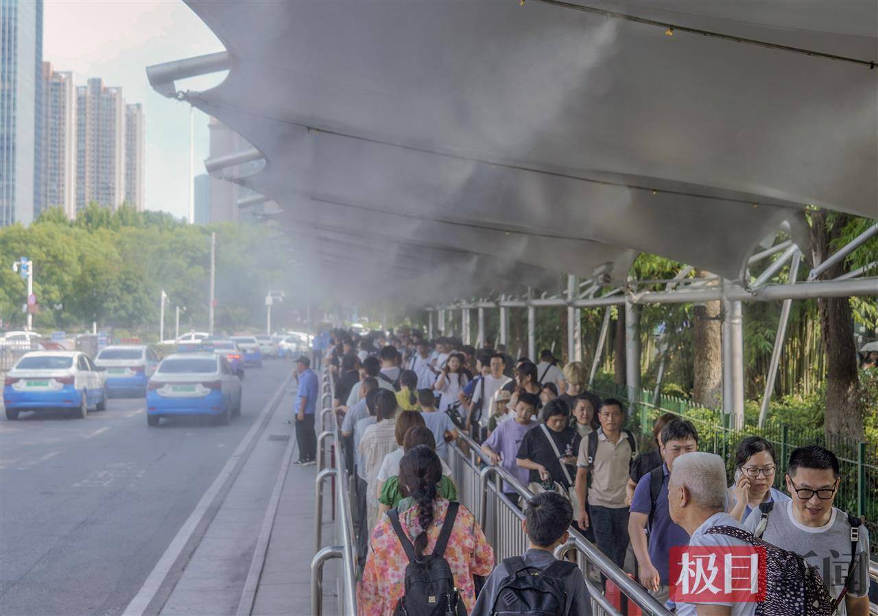 汉口站广场喷洒水雾为旅客送清凉