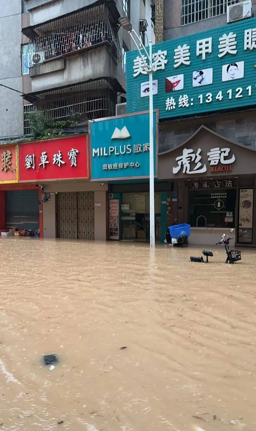 东莞昨晚多地严重水浸，车辆被泡！暴雨红色预警持续生效中！
