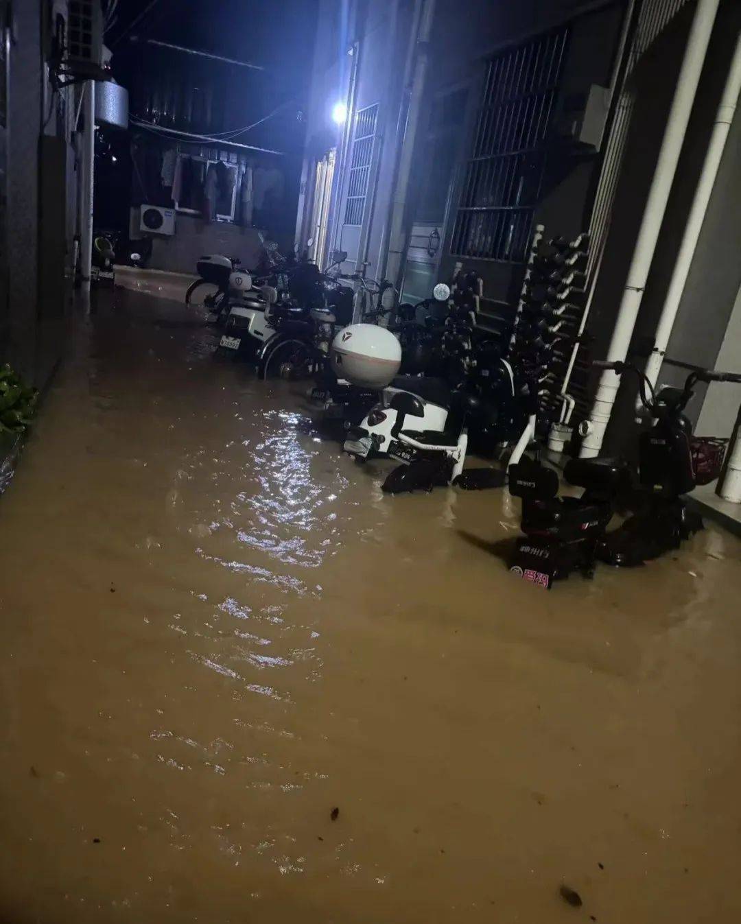 东莞昨晚多地严重水浸，车辆被泡！暴雨红色预警持续生效中！