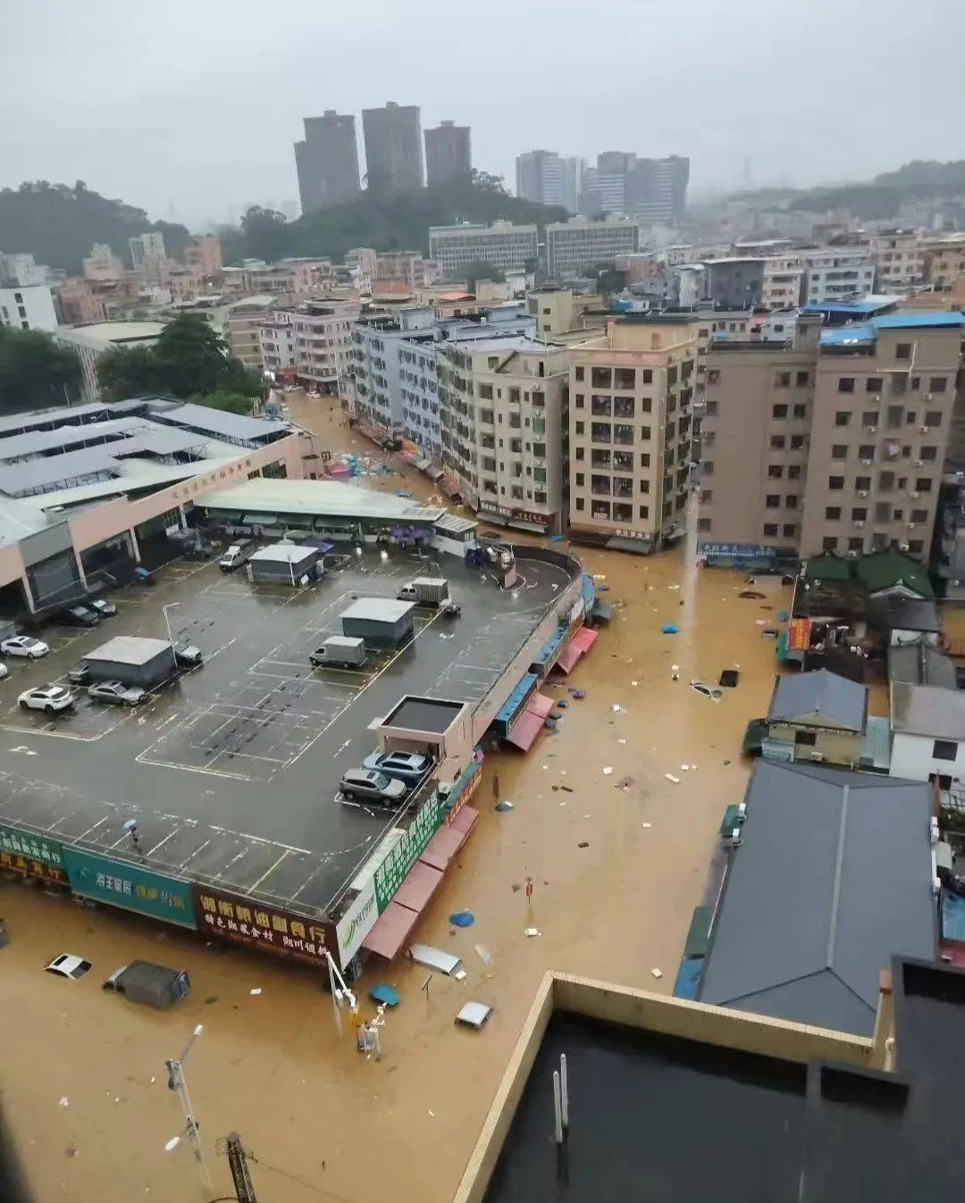 东莞昨晚多地严重水浸，车辆被泡！暴雨红色预警持续生效中！