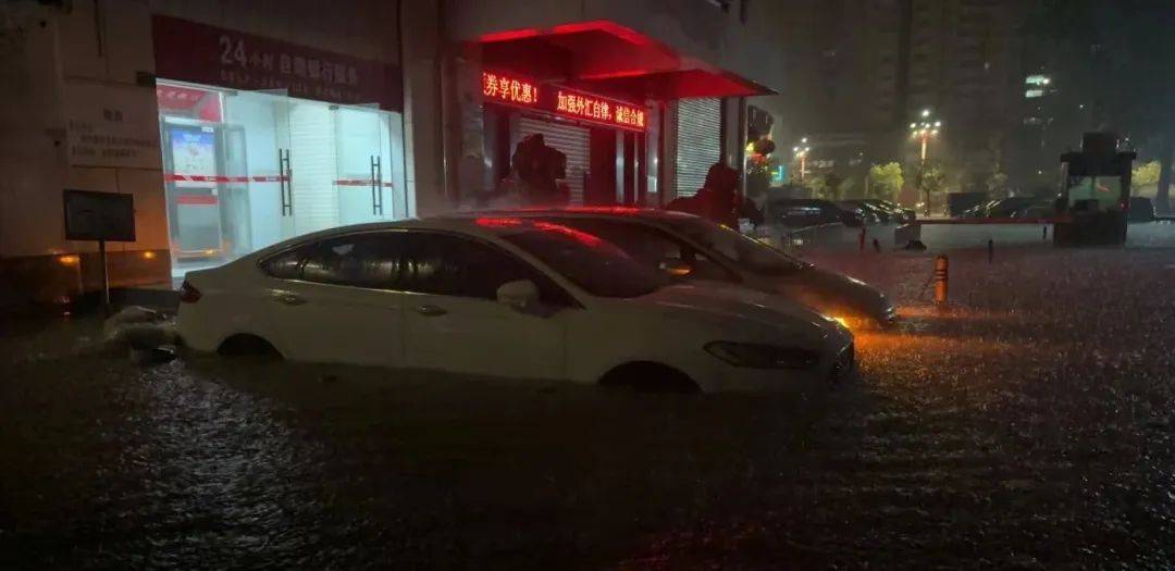 东莞昨晚多地严重水浸，车辆被泡！暴雨红色预警持续生效中！
